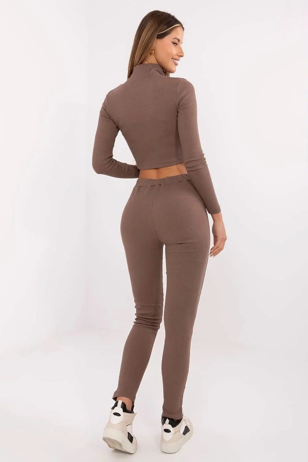 Ensemble sportif moderne pour femme en jersey côtelé couleur marron clair, coupe ajustée, look urbain et athlétique