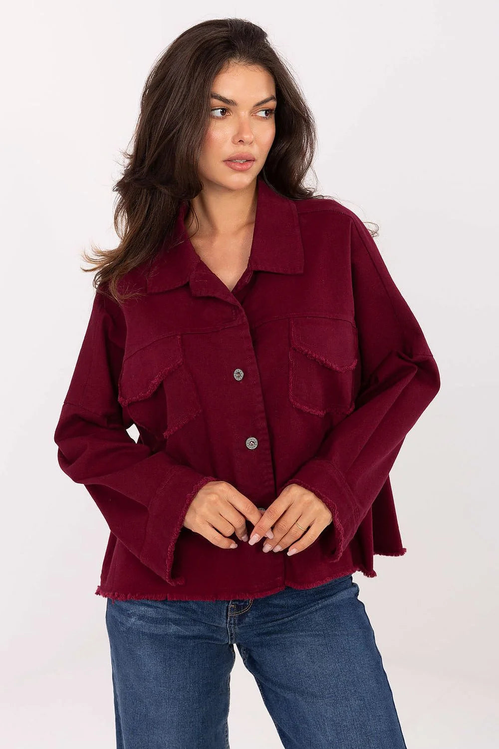 chemise jean femme shacket oversize bordeaux profond col classique boutonnée manches longues poches poitrine rabat coupe boxy épaules tombantes