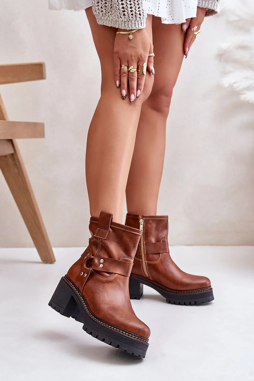 Bottines à talon épaud et tige haute en cuir brun cognac, style chic et casual, semelle crantée, fermeture éclair, sangles décoratives, confort et stabilité, idéales pour l'automne