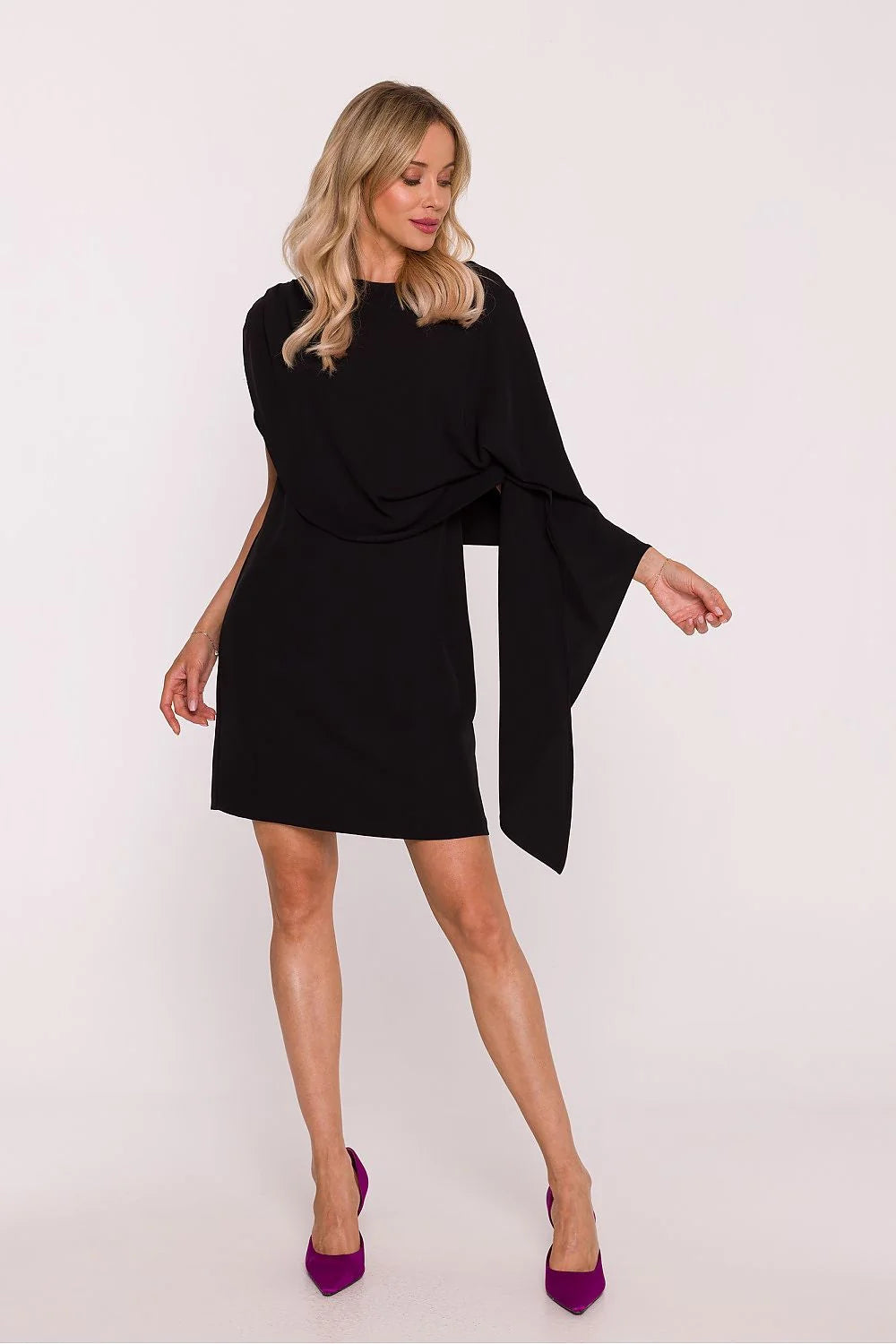 robe cocktail mini fourreau crêpe extensible brillante subtile cape asymétrique drapée épaules encolure ronde cintrée ajustée glissière discrète
