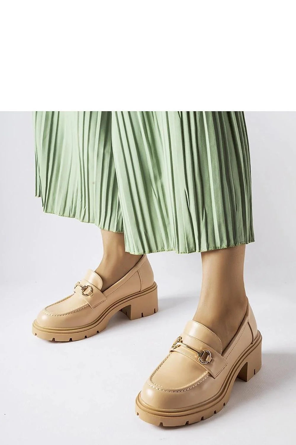mocassins femme beige cuir similicuir lisse brillant mors métallique doré talon bloc moyen plateforme semelle crantée antidérapante confortable élégante
