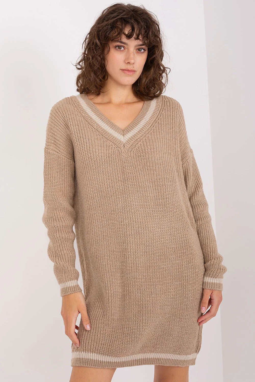 Robe pull femme style décontracté en tricot acrylique laine beige camel col V bandes contrastantes manches longues ourlet côtelé