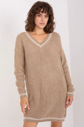 Robe pull femme style décontracté en tricot acrylique laine beige camel col V bandes contrastantes manches longues ourlet côtelé