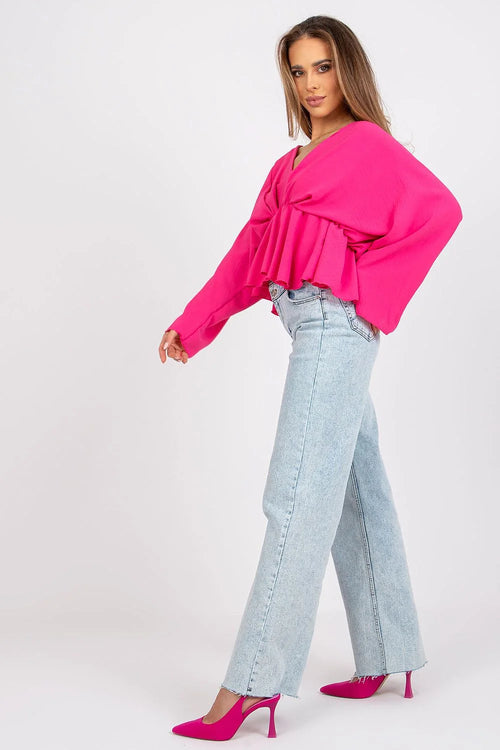 Blouse ample rose fuchsia en tissu léger avec jean denim clair coupe droite moderne