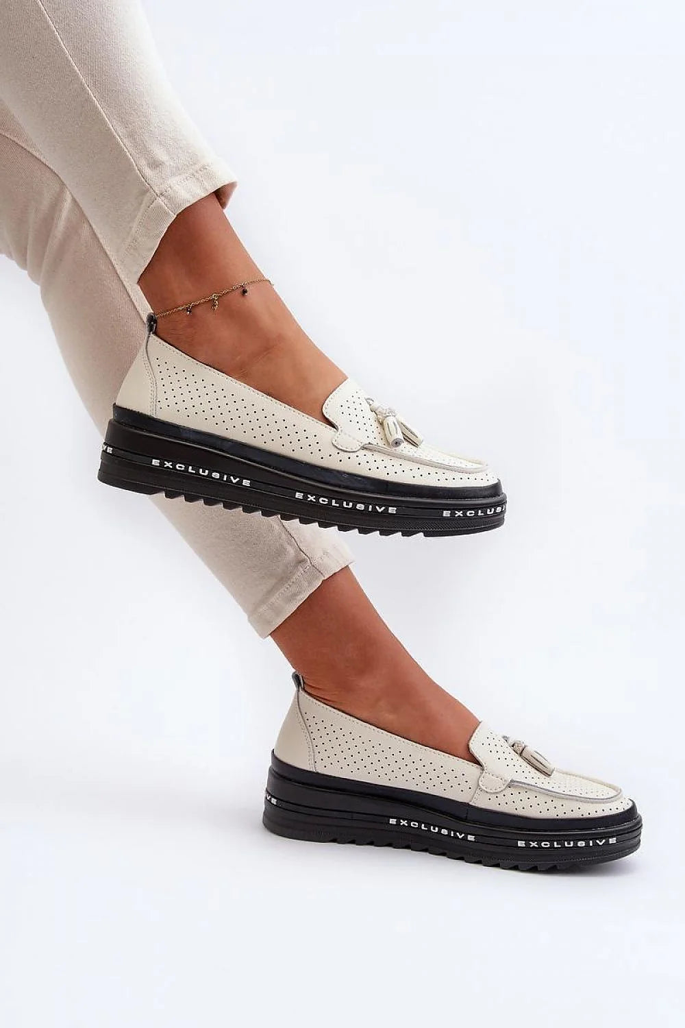 mocassins femmes cuir synthétique perforés beige crème pompons bout rond surpiqûres semelle plateforme noire crantée exclusive confort urbain quotidien sophistiqué