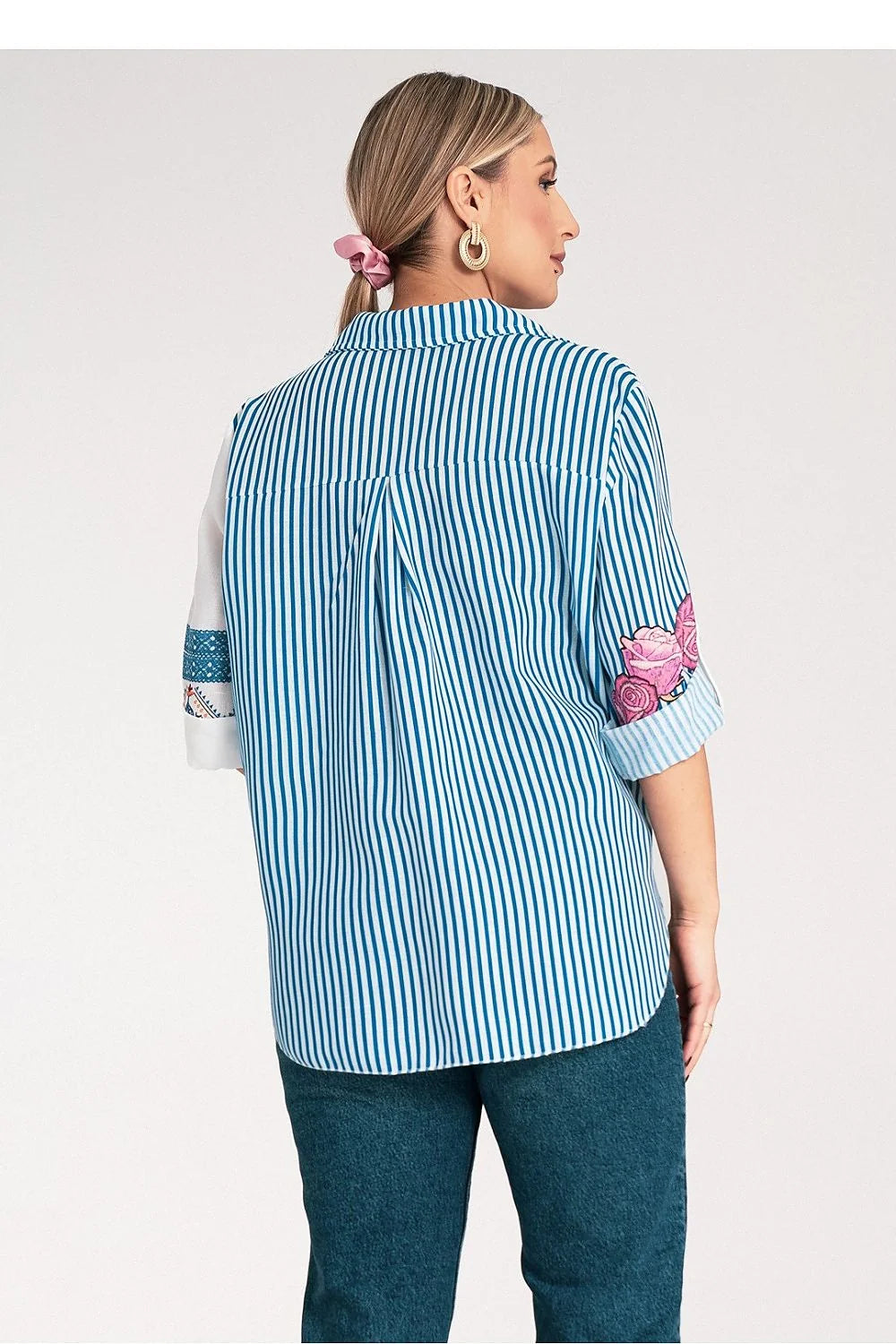 chemise femme asymétrique rayures bleu blanc broderies florales rose polyester léger manches troisquarts retroussables col classique boutonnée lien noué frontal