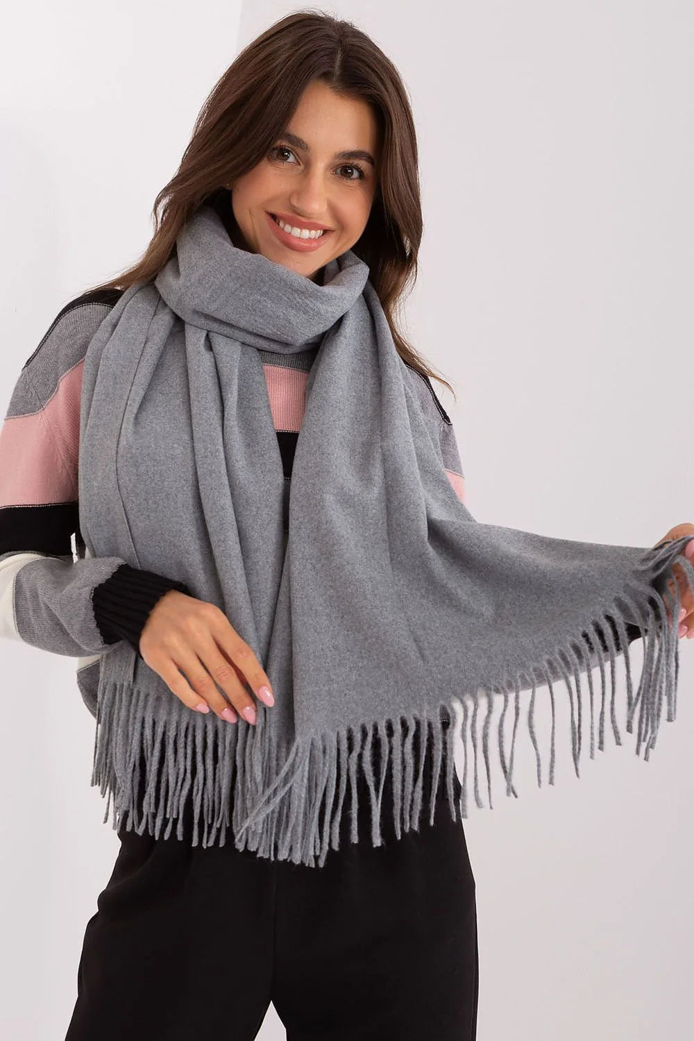 écharpe longue tricot classique pompons décoratifs grise claire chaude douce enveloppante franges élégante polyvalente ample confortable hivernale chic intemporelle femme