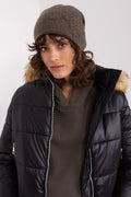 Bonnet d'hiver en cachemire pour femme, style slouchy, détails strass, matériau acrylique-coton, couleur marron taupe, élégance et confort