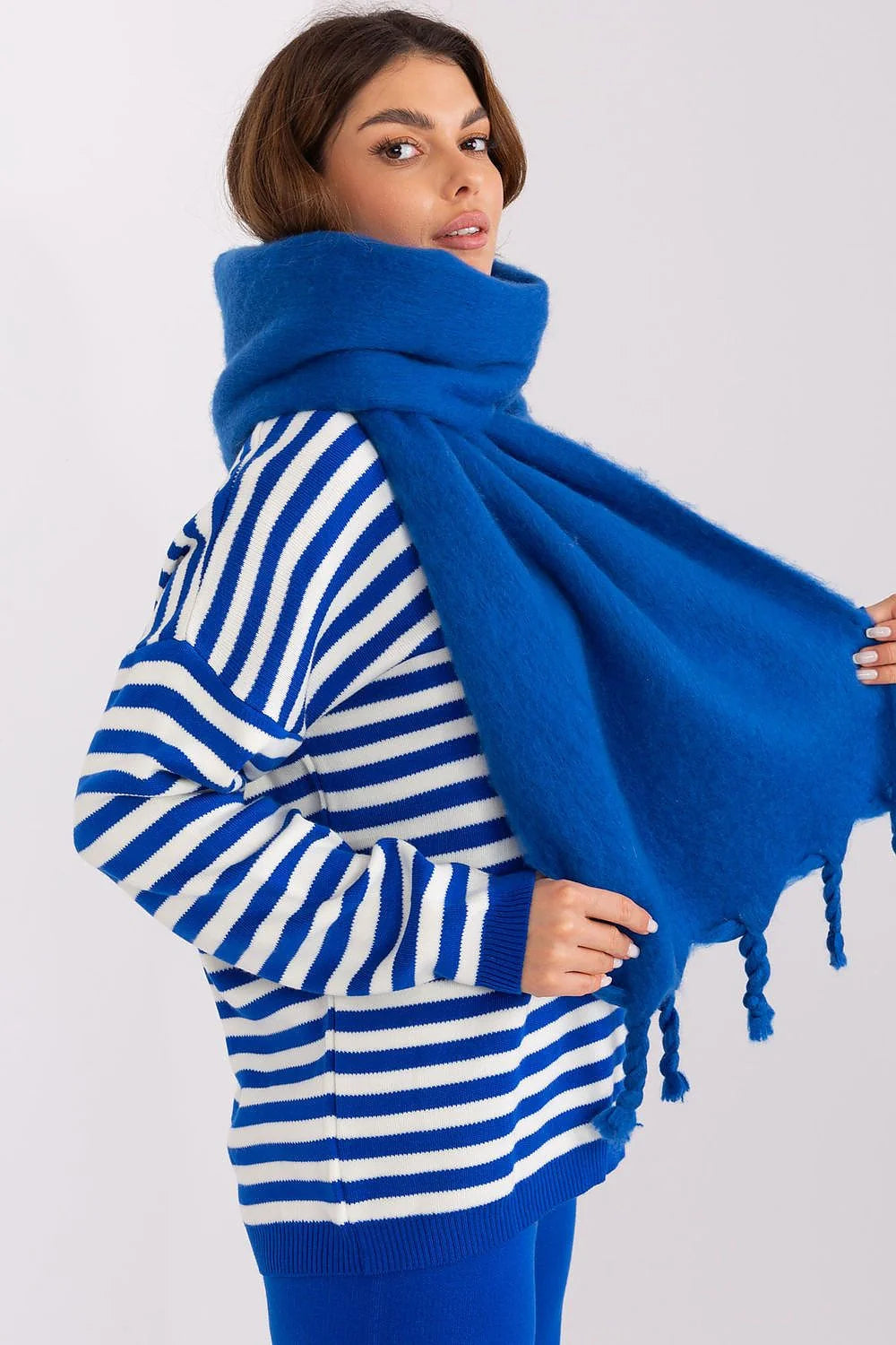 écharpe longue laine mohair bleu vive royale franges torsadées oversize châle femme enveloppante moelleuse douce épaisse maille