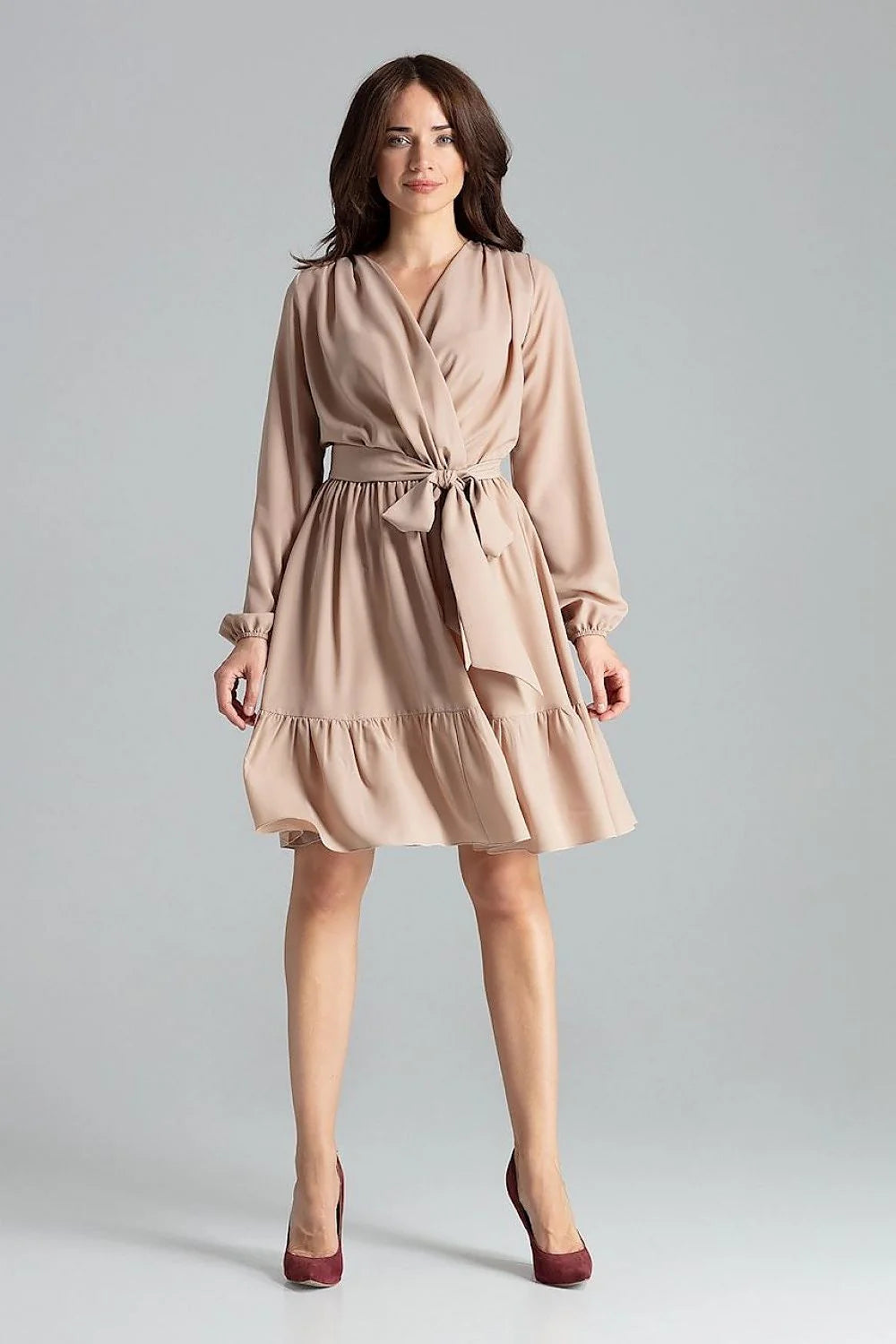 robe cocktail beige portefeuille mi longue manches longues fronces volants ceinture nouée taille marquée col V chiffon fluide élégante