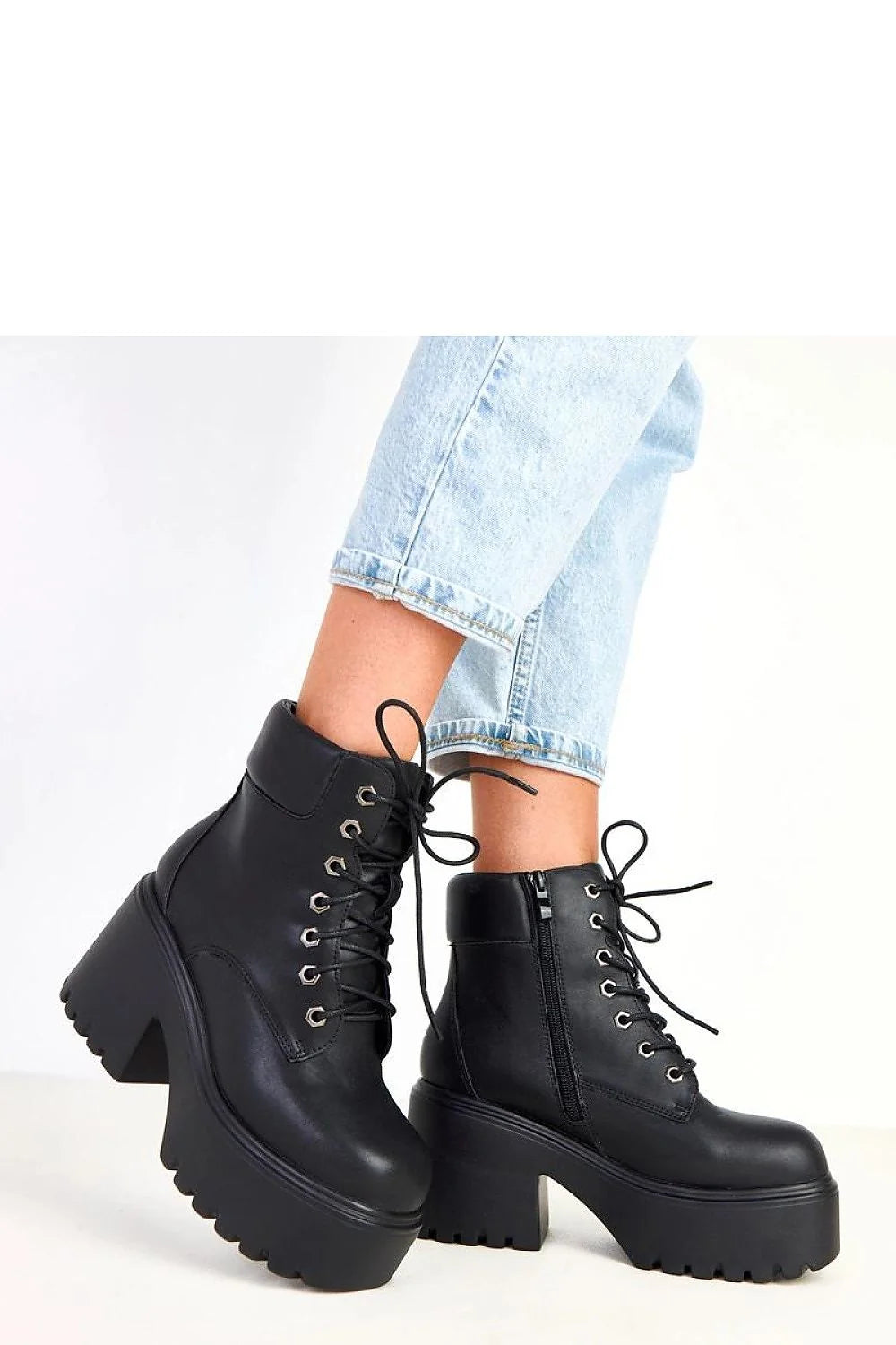 bottines chunky noires similicuir écologique durables bout carré tige 12cm talon 9cm plateforme 5cm lacets fermeture éclair latérale œillets métalliques