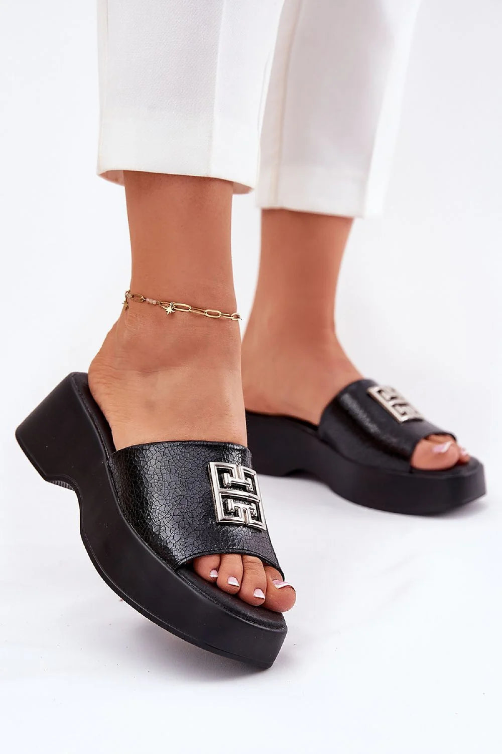 sandales platesforme compensée cuir noir texturé mules grainé bout ouvert bride large semelle épaisse emblème argenté bracelet cheville doré