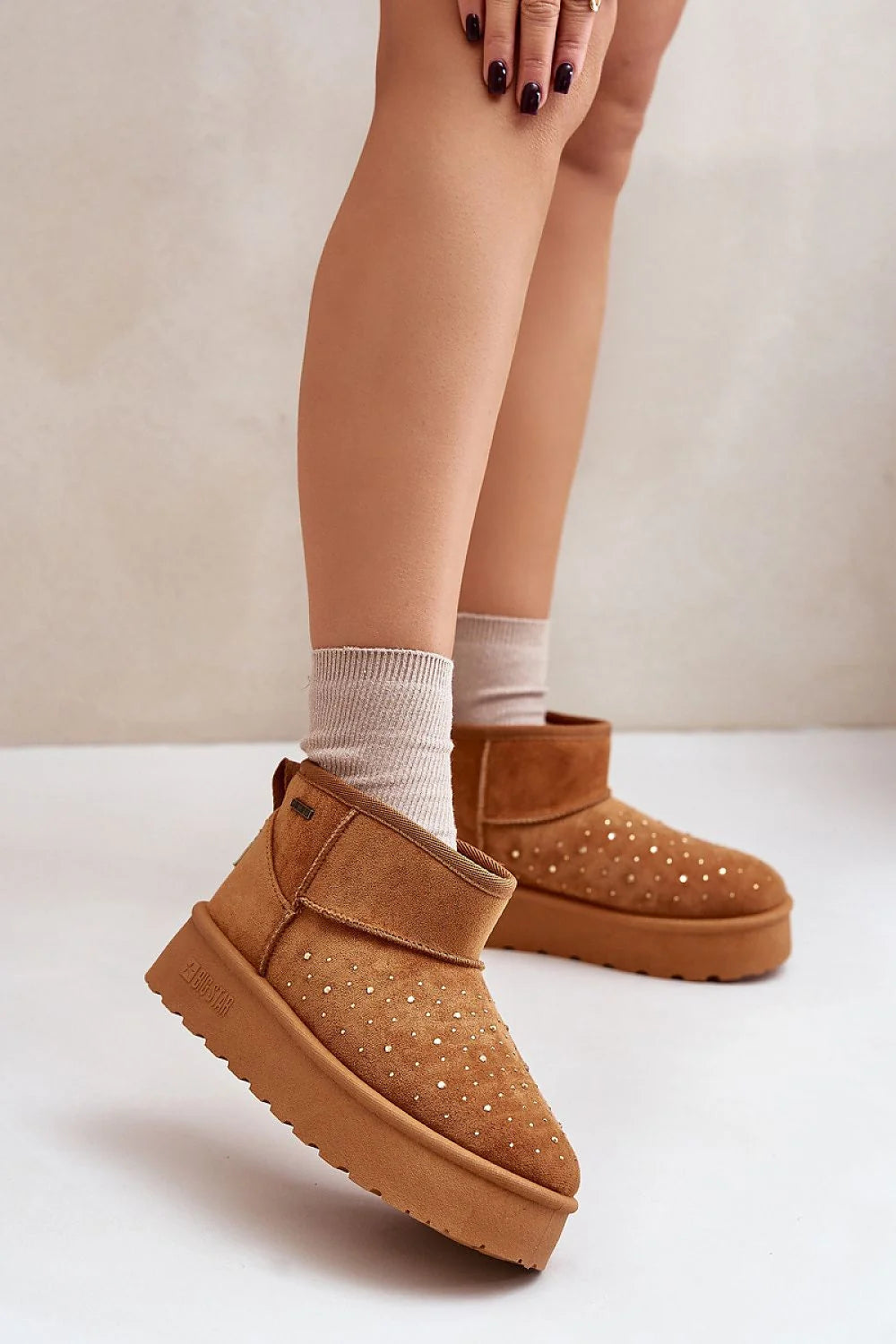 Bottines de neige élégantes pour femmes cuir suédé marron clair fourrure doublure semelle crantée ornement clous dorés