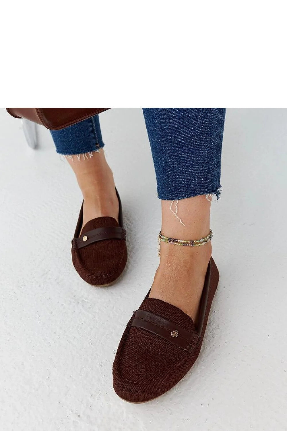 mocassins femmes marron chocolat textile tressé cuir synthétique mors métal rivet semelle caoutchouc antidérapante profil plat slipon léger