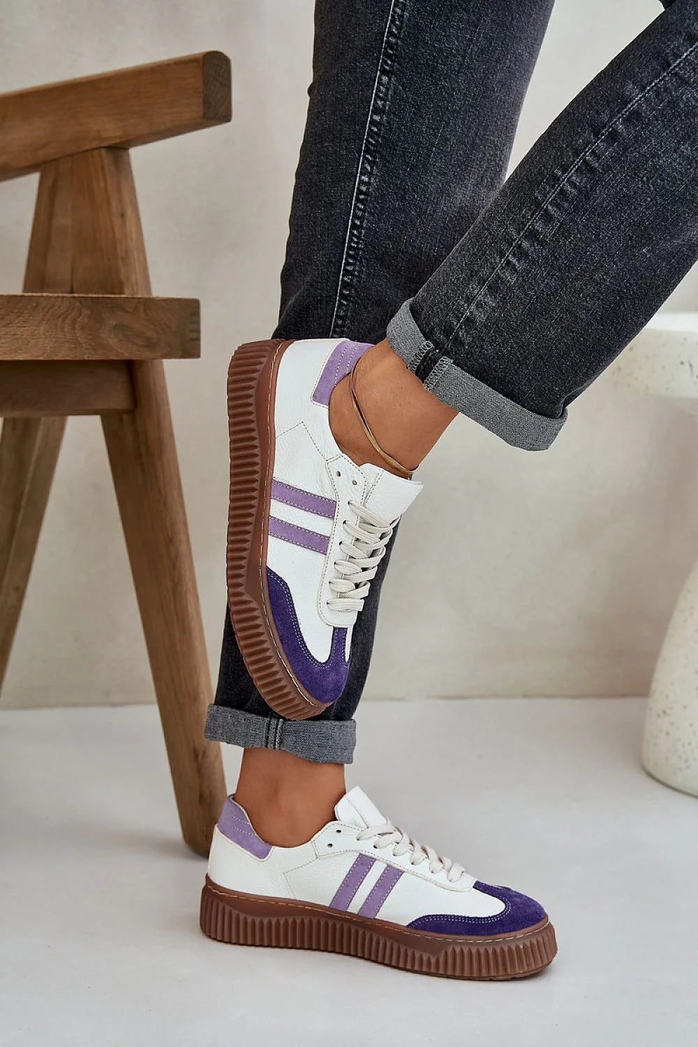 Chaussures sport femmes design moderne cuir naturel violet semelle épaisse lacets blancs confortables occasion quotidienne