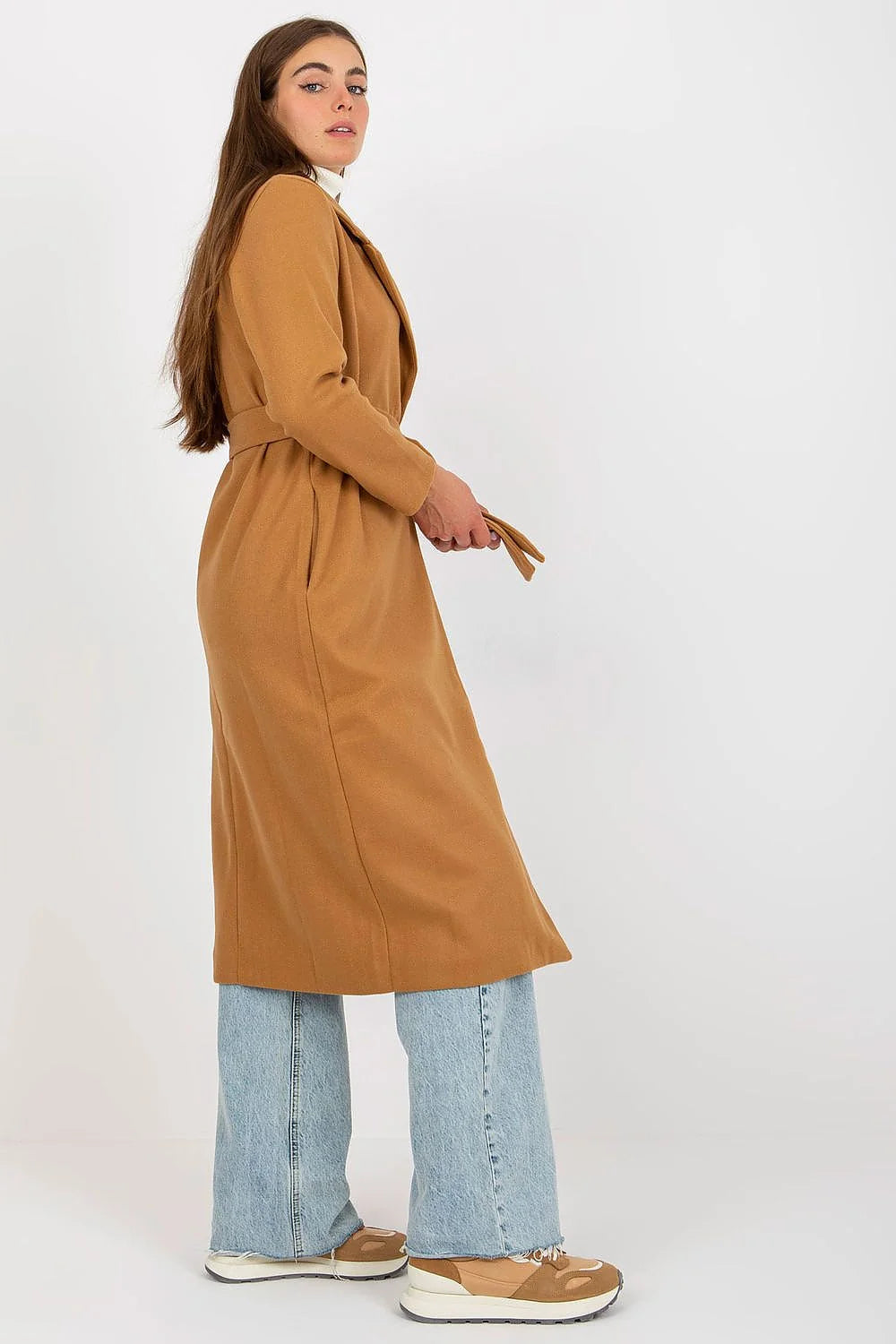 manteau camel midi ceinturé ajustable col tailleur manches longues coupe droite laineux mat épais poches latérales