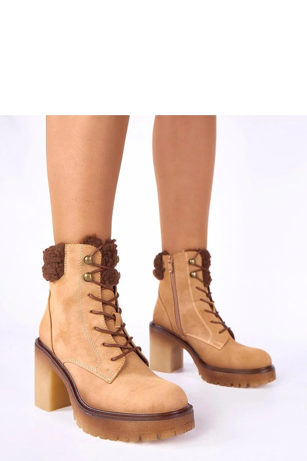 bottines beige suède camel montantes lacets talon bloc semelle crantée plateau fermeture éclair latérale doublure fourrure chaude hikingchic urbain Gemre