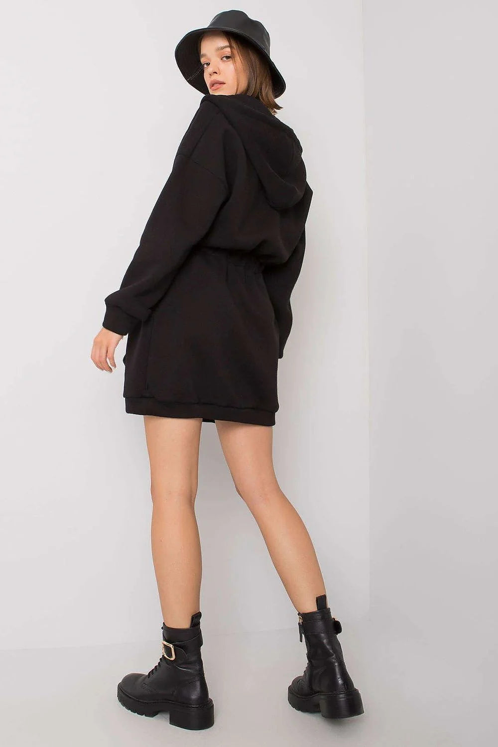 Robe sweat à capuche en coton noir décontractée chic moderne pour femmes look urbain élégant