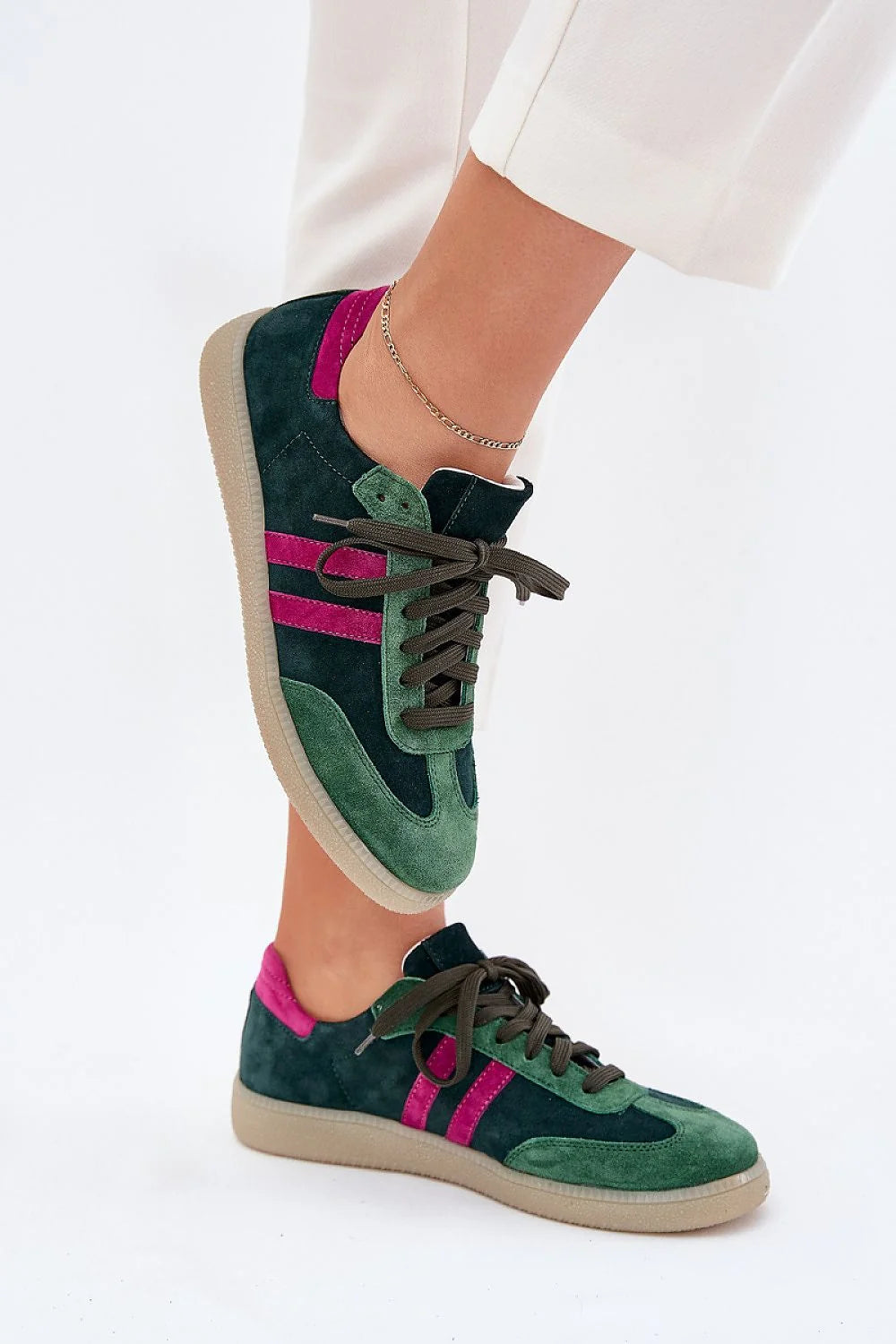 Chaussures de sport élégantes pour femmes en daim vert foncé et rose vif, baskets basses lacées avec semelle en caoutchouc beige