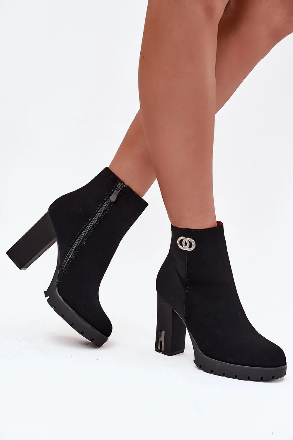 bottines femme cheville talon bloc haut suédine noire plateforme crantée antidérapante zippée doublure fourrure synthétique ornements strass