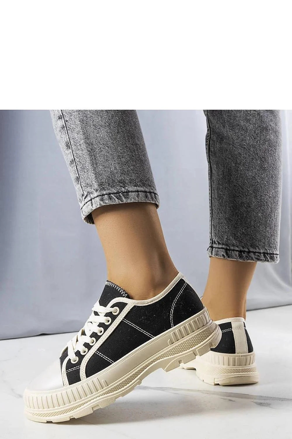 Baskets mode urbaine pour femmes, confort et style, plateforme écrue et tige noire, cuir et textile, occasion quotidienne et nocturne