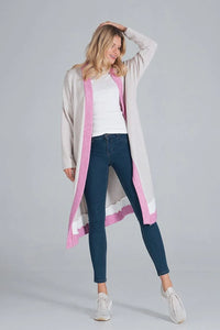 Cardigan long oversize femme maille douce beige bordures rose blanc décontracté cocooning moderne chic casual