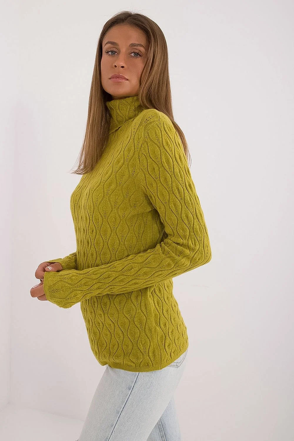 Pull féminin col roulé motif torsadé couleur verte vibrante manches longues coupe ajustée finitions côtelées matière douce