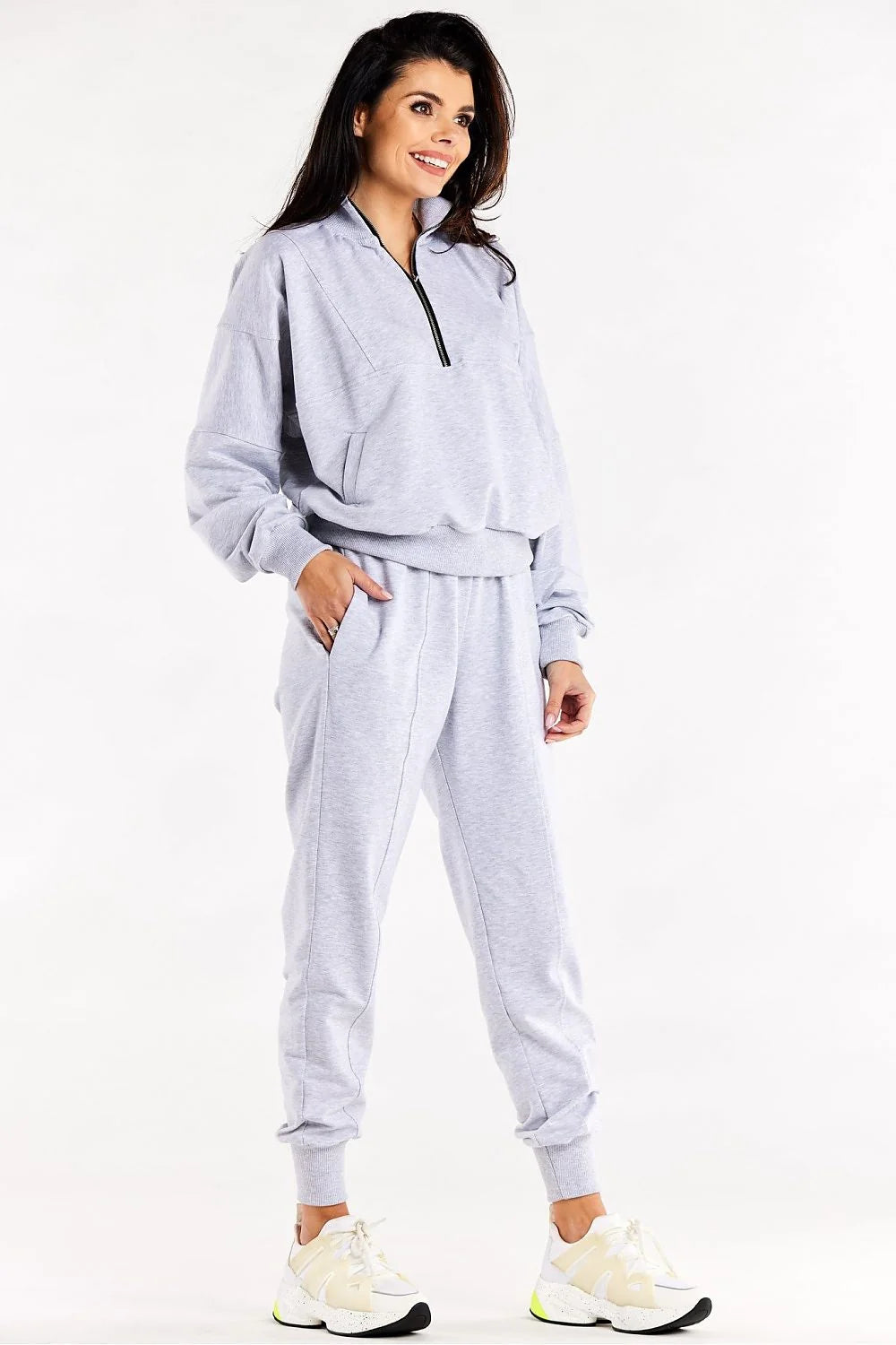 Sweatshirt et pantalon joggers femme moderne style athleisure gris clair coupe ample confort