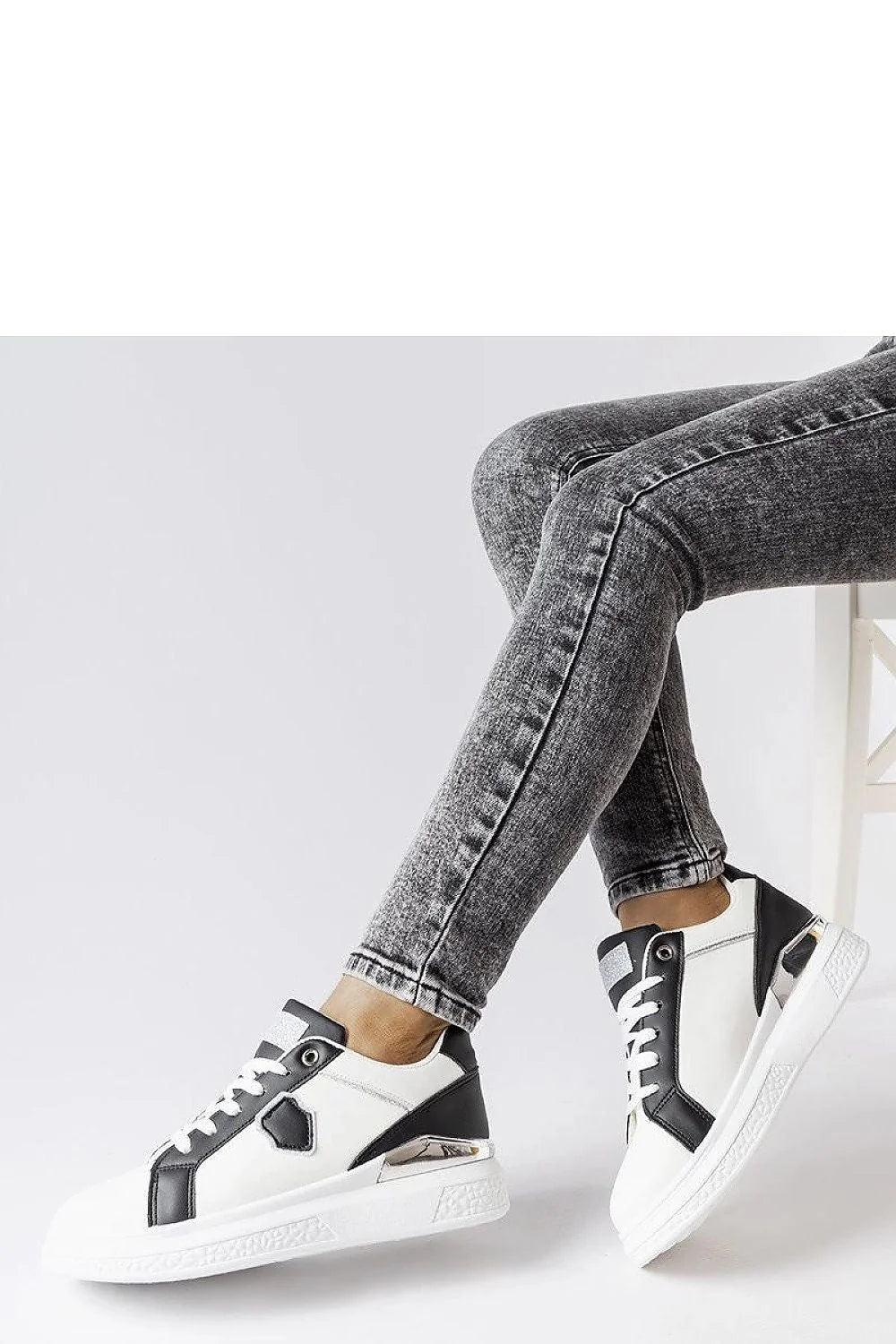 baskets femme basses blanches noires cuir synthétique urbaines confortables rembourrées semelle épaisse amorti antidérapante lacets métalliques coutures hexagone