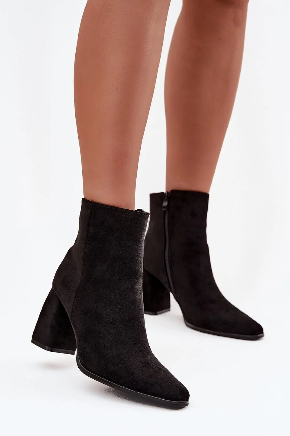 bottines femme suédine écologique noir cheville bout amande silhouette effilée talon bloc stable huit centimètres fermeture éclair latérale confort polyvalente
