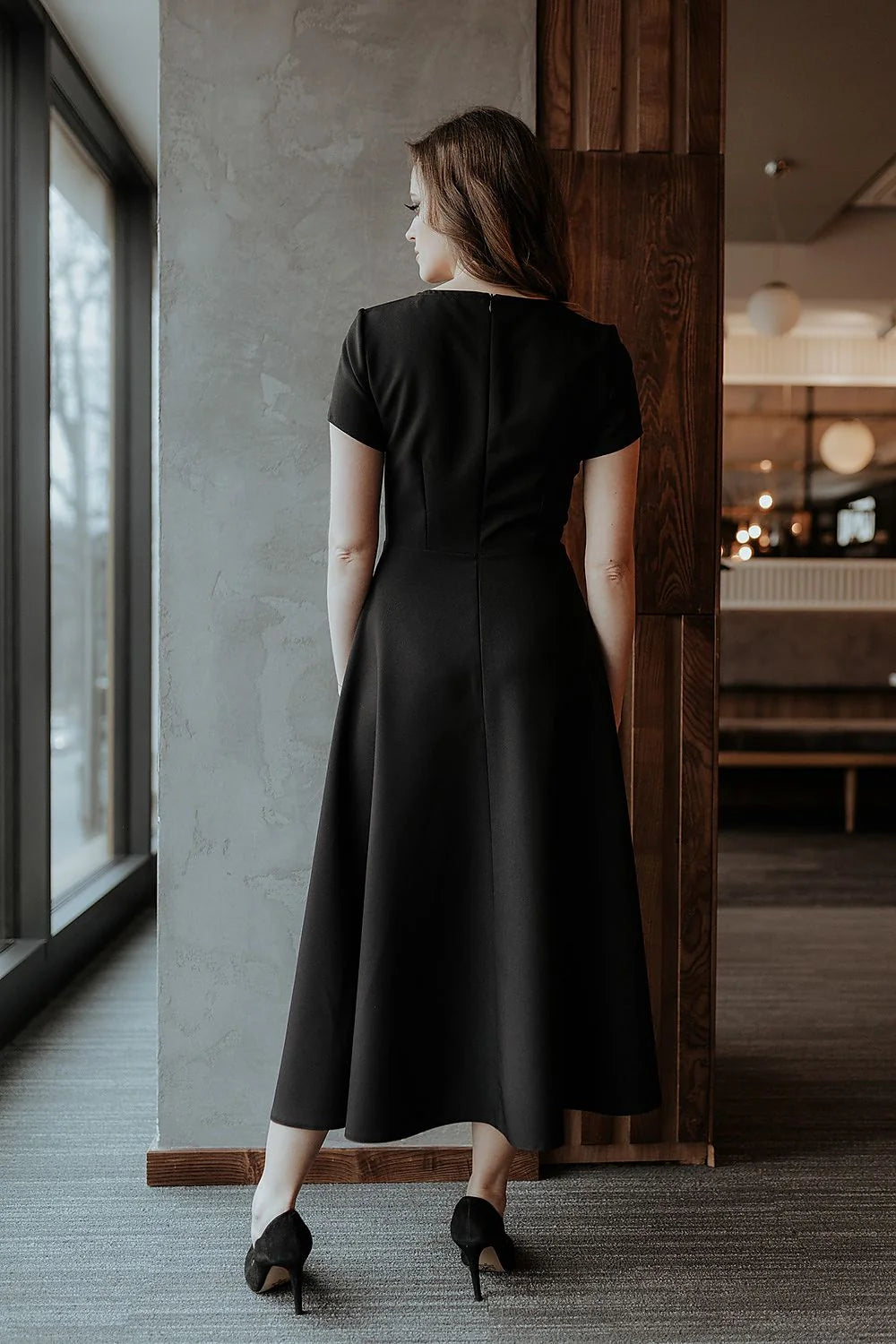 Robe élégante longue manches courtes col rond tissu soyeux couleur bleu pétrole taille ajustable pour femme