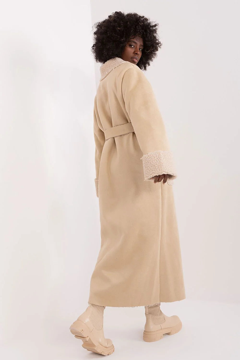 Manteau pour femme long modern élégant beige faux fourrure ceinture double boutonnage manches longues poches femmes hiver