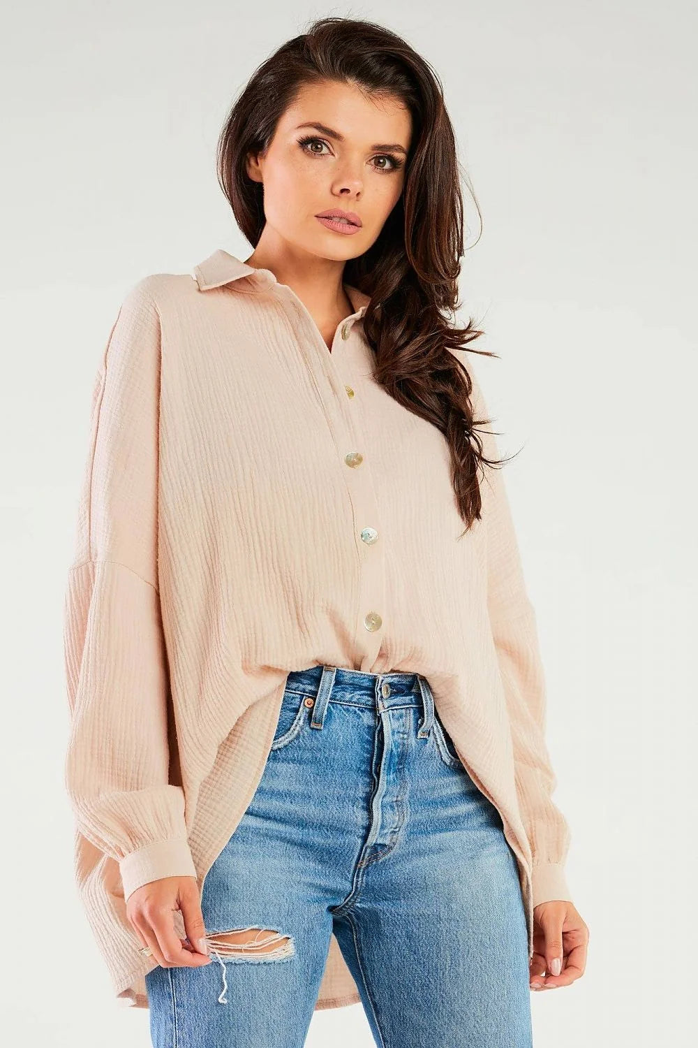 Chemise manche longue Infinite You oversize col droit boutons nacré couleur rose pâle femme style décontracté moderne