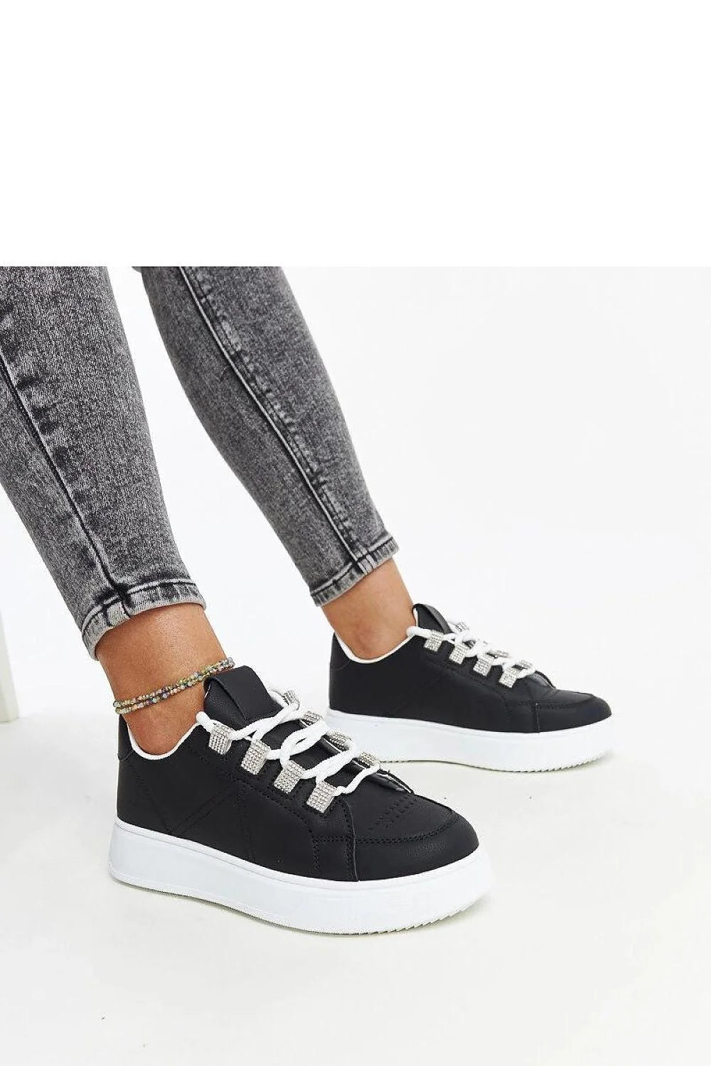 Baskets mode femmes design moderne épuré silhouette classique faible hauteur profil arrondi devant semelle épaisse amorti confort matériau synthétique durabilité entretien facile