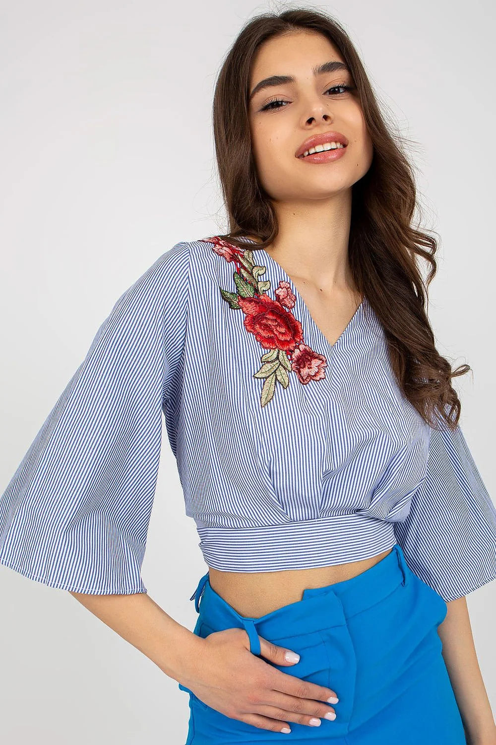 chemisier femme croptop court ajusté coton naturel popeline léger manches troisquarts colV laçage dos broderie florale rayures fines bleu blanc