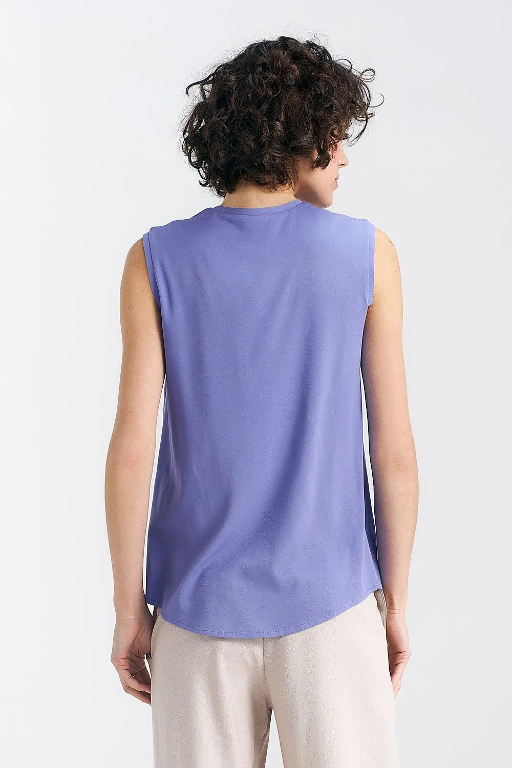 Chemisier Nife en viscose sans manches encolure en V violet doux coupe droite finitions élégantes femme