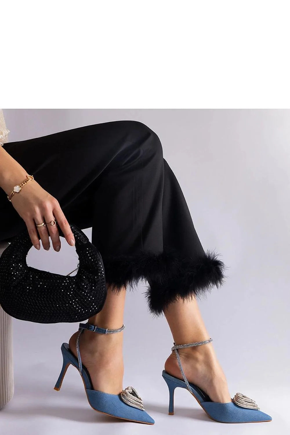 escarpins talons aiguilles bleu pâle daim pointus bride cheville strassée boucle bijou coeur cristaux élégance soirée mariage cérémonie glamour sophistiqués