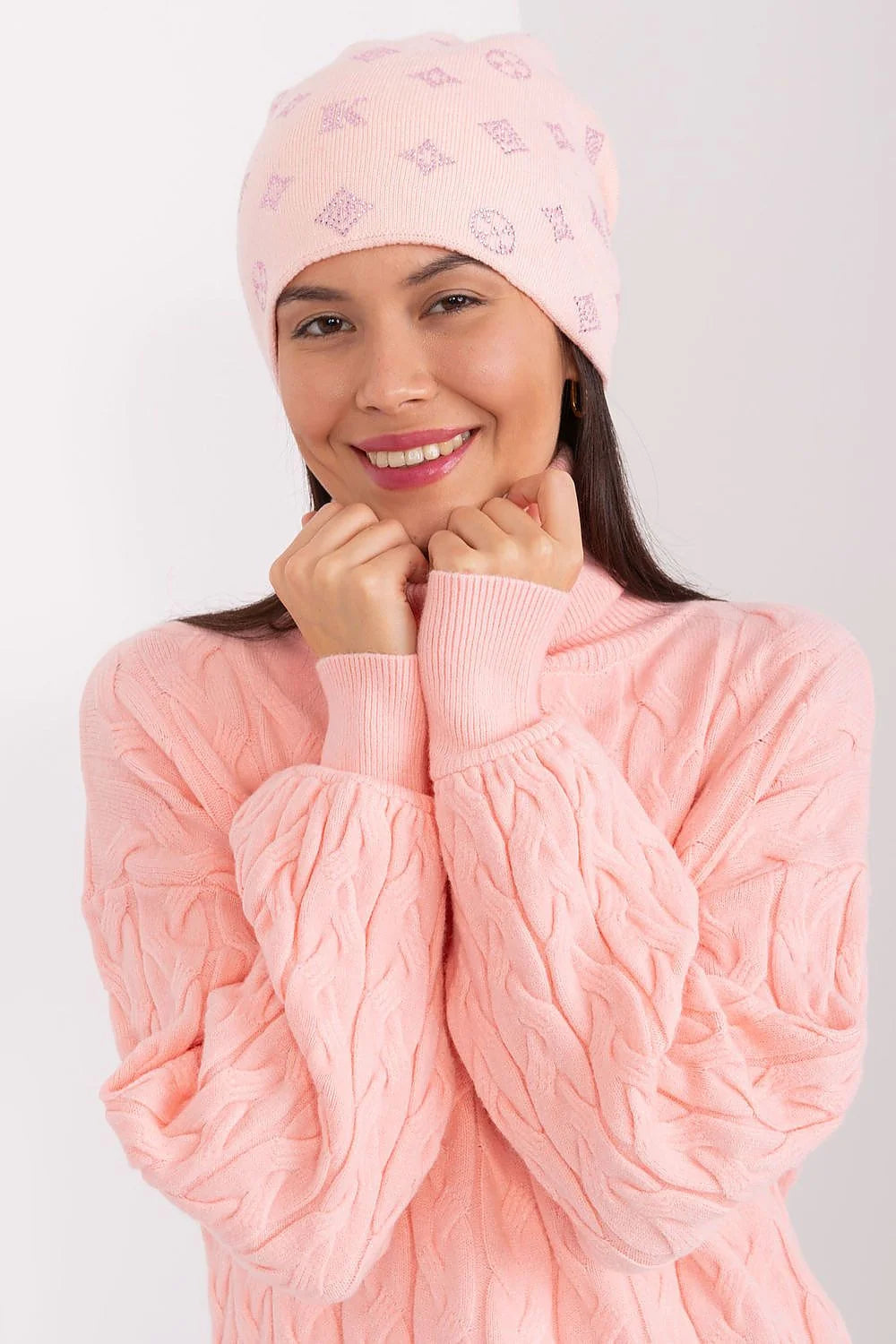 Bonnet et pull en cachemire rose pastel motif jacquard style féminin hiver élégant pour femme