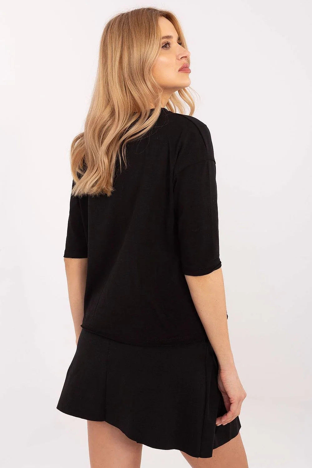 ensemble féminin moderne sophistiqué confortable tshirt noir manches mi longues col rond imprimé doré lettrage jupe plissée courte taille haute