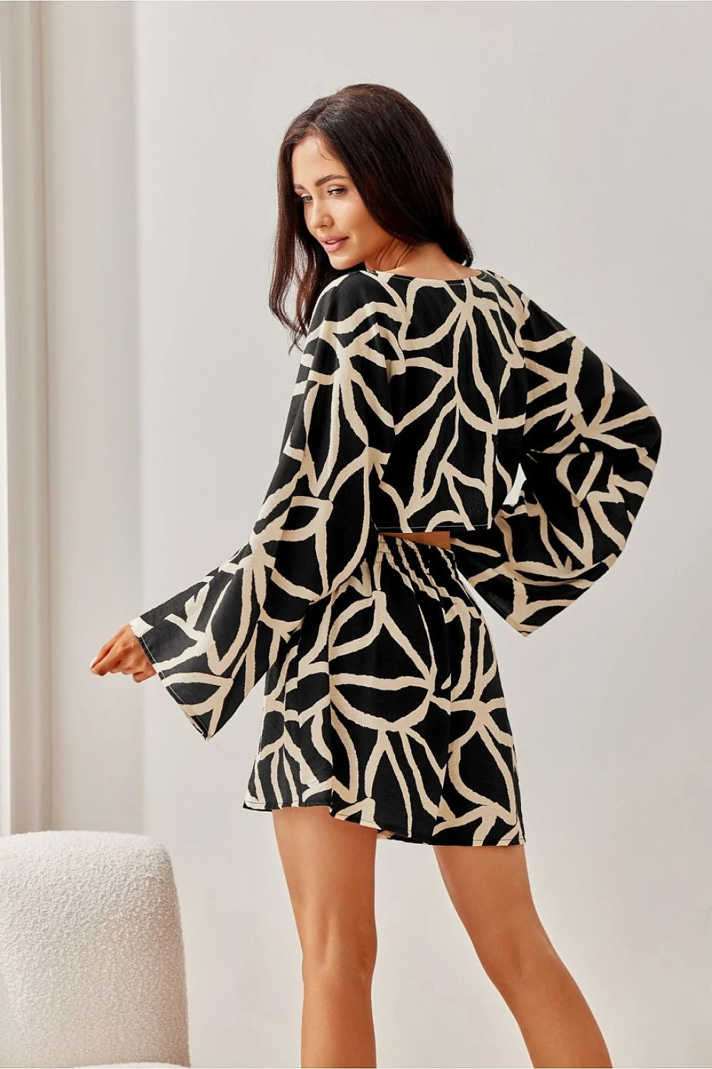 Ensemble audacieux mode femme motif abstrait noir blanc tissu léger coupe ample manches longues évasées short taille élastiquée été