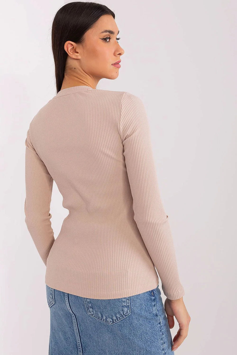 Chemisier BFG en coton élasthanne beige, style minimaliste élégant, manches longues, encolure ronde, coupe ajustée, femme