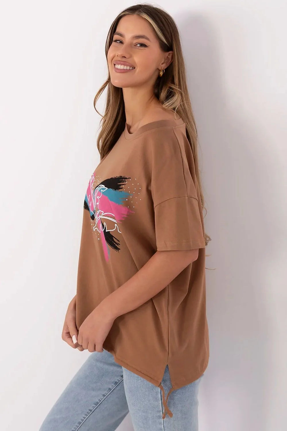 T-shirt femme casual moderne graphique plumes abstraites couleur brun clair manches courtes col rond coton elastane