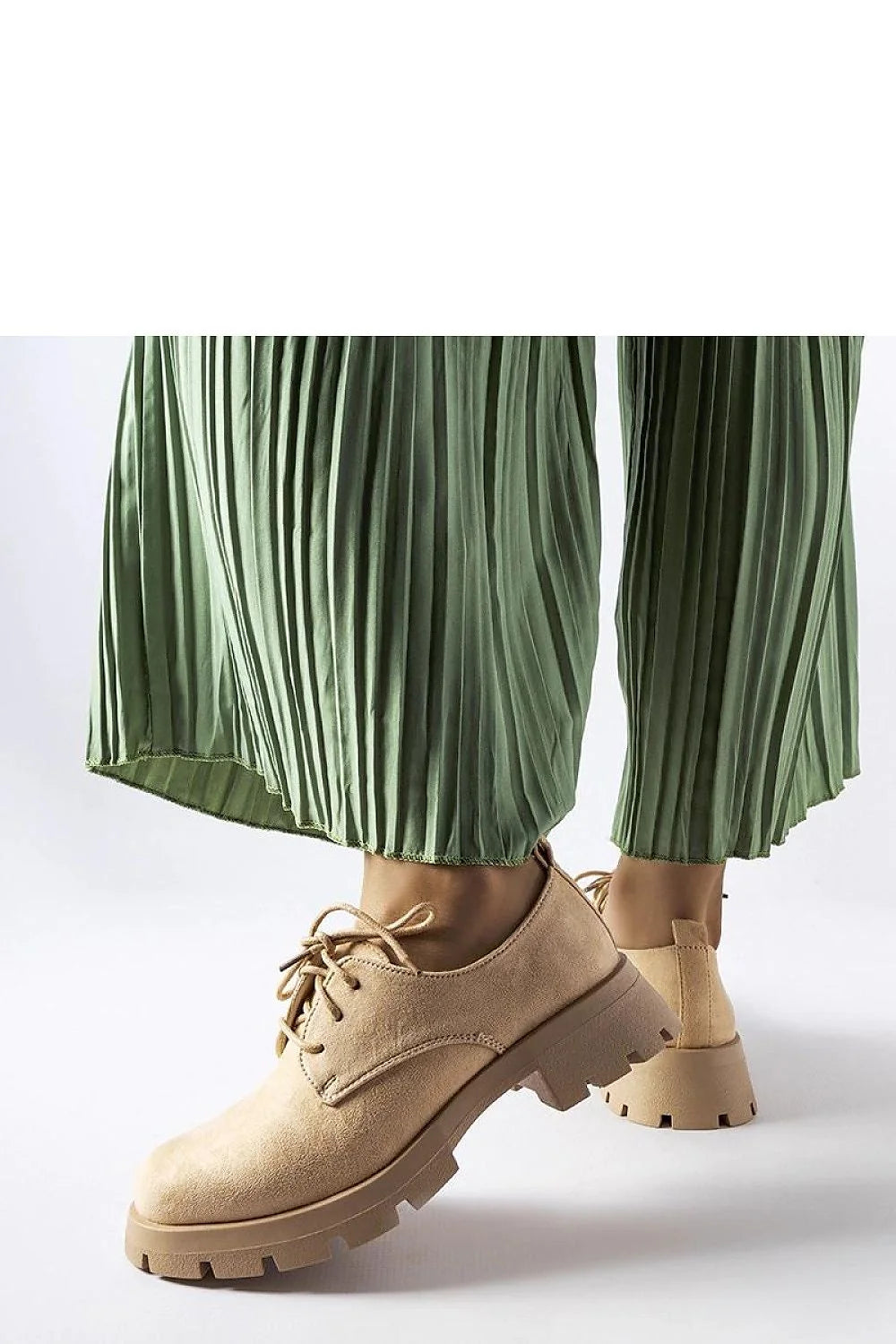 derby femme beige suède velouté lacets assortis semelle crantée épaisse plateforme confortable adhérence ergonomique coutures visibles œillets métalliques pointe arrondie