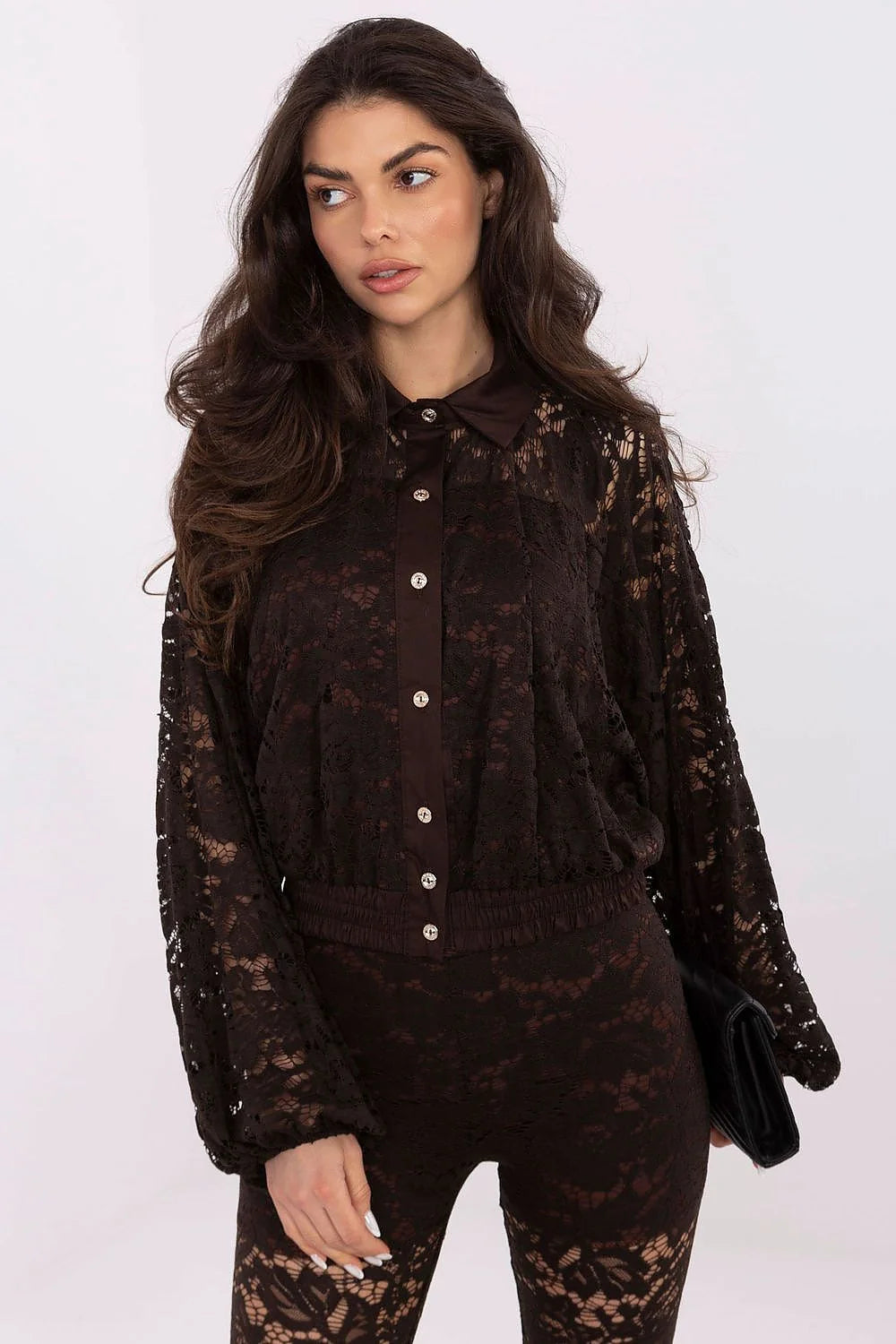 chemise dentelle femme manches longues bouffantes boutonnée col pointu doublée devant florale chocolat ajustée taille élastiquée courte élégante confortable raffinée