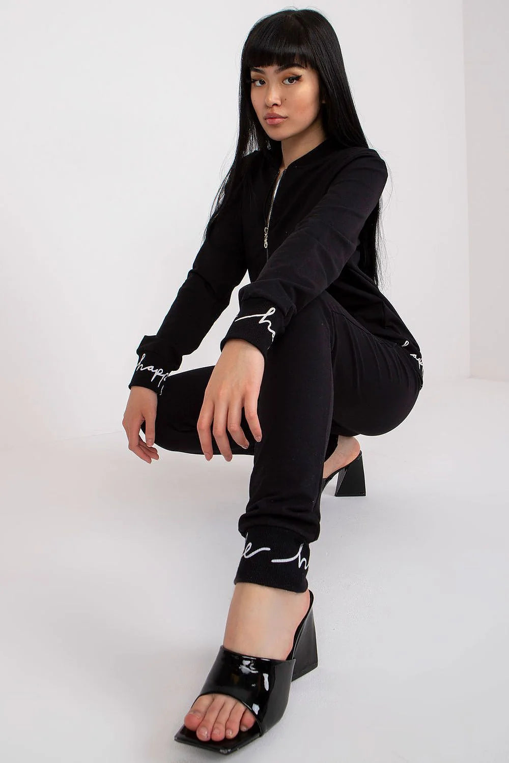 ensemble jogging femme noir zippé veste pantalon slim jersey stretch douce confortable poches latérales lettrage blanc bords côtes zip argenté