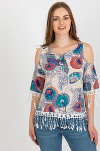 Chemisier floral imprimé coton polyester bleu rouge vert fond beige encolure ronde manches trois quart dentelle blanche franges