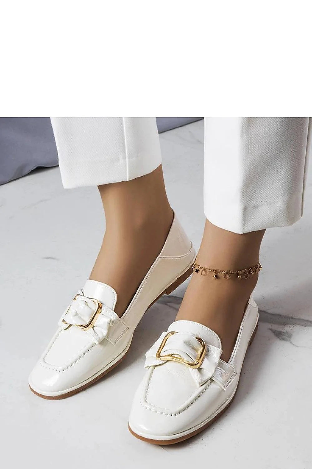 Moccasins élégants pour femmes blancs boucle dorée chaîne décoration cuir écologique confortable style moderne minimaliste occasions multiples