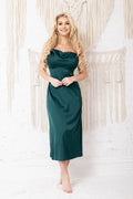 Robe longue élégante en satin vert émeraude sans bretelles décolleté drapé femme occasion spéciale soirée