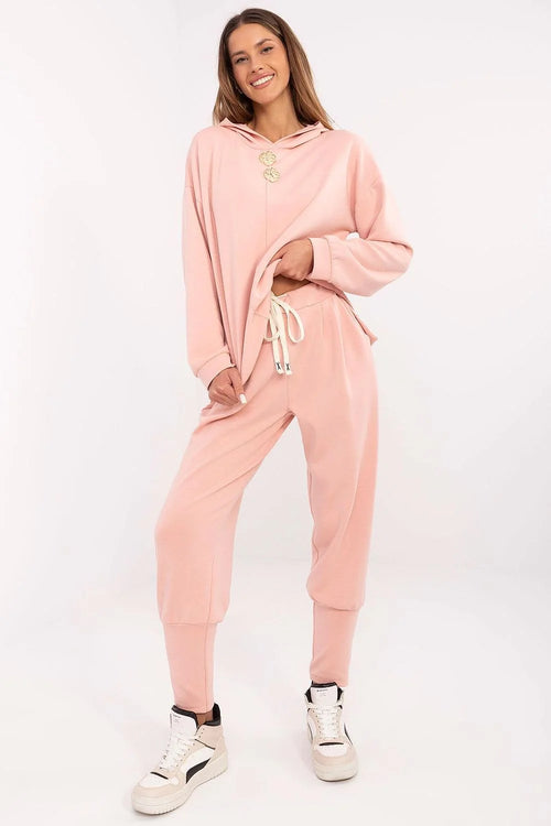 Combinaison survêtement femme style sportif rose poudré matière douce coupe ample capuche large poches latérales ceinture à nouer occasion détente