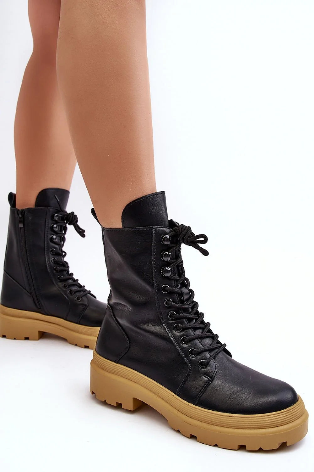 Bottines femme style combat cuir noir semelle camel compensée fermeture éclair laces montante cheville robuste urban fashion